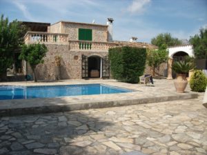 HAUS MIT POOL